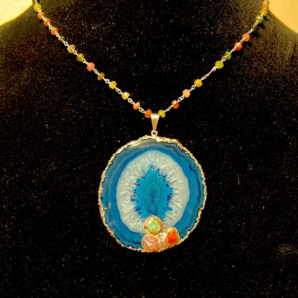 Agate Geode Slice Pendant gilded with gold plating and three gemstones. - Picture 4 of 12